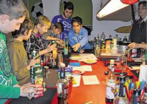 Bald gibt es im Jugendtreff wieder Angebote wie diesen Shaker-Kursus. Den Namen „Alte Berufsschule“ wird es dann aber nicht mehr geben.