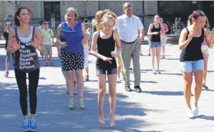 Die Tanzgruppe des Jugendtreffs „Alte Berufsschule“ konnte sogar Bürgermeister Manfred Gödde zum Tanzen animieren.