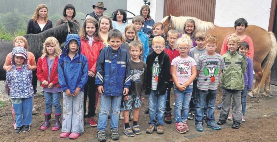 17 Kinder der OGS Suttrop waren gestern mit ihren Erzieherinnen zu Gast auf dem Hof von Ramona und Kurt Dittmann in Kallenhardt.