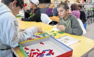 Die Steine immer Ecke an Ecke legen: Die beiden Schuler Levent (links) und Rocco testen bei der Spieleausstellung im Kinder und Jugendtreff Lollipop/Oase das Denkspiel Blokus.