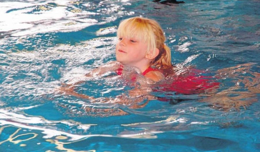Hannah begab sich gestern morgen im Belecker Schwimmbad auf Seepferdchen-Kurs.